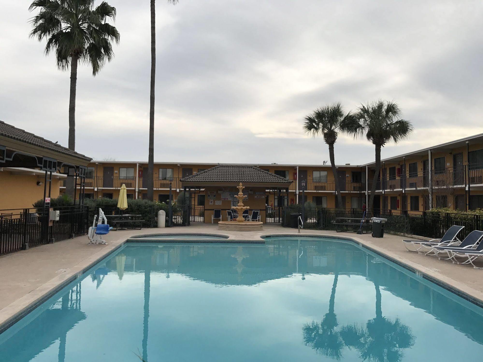 Americas Best Value Inn Laredo Eksteriør billede
